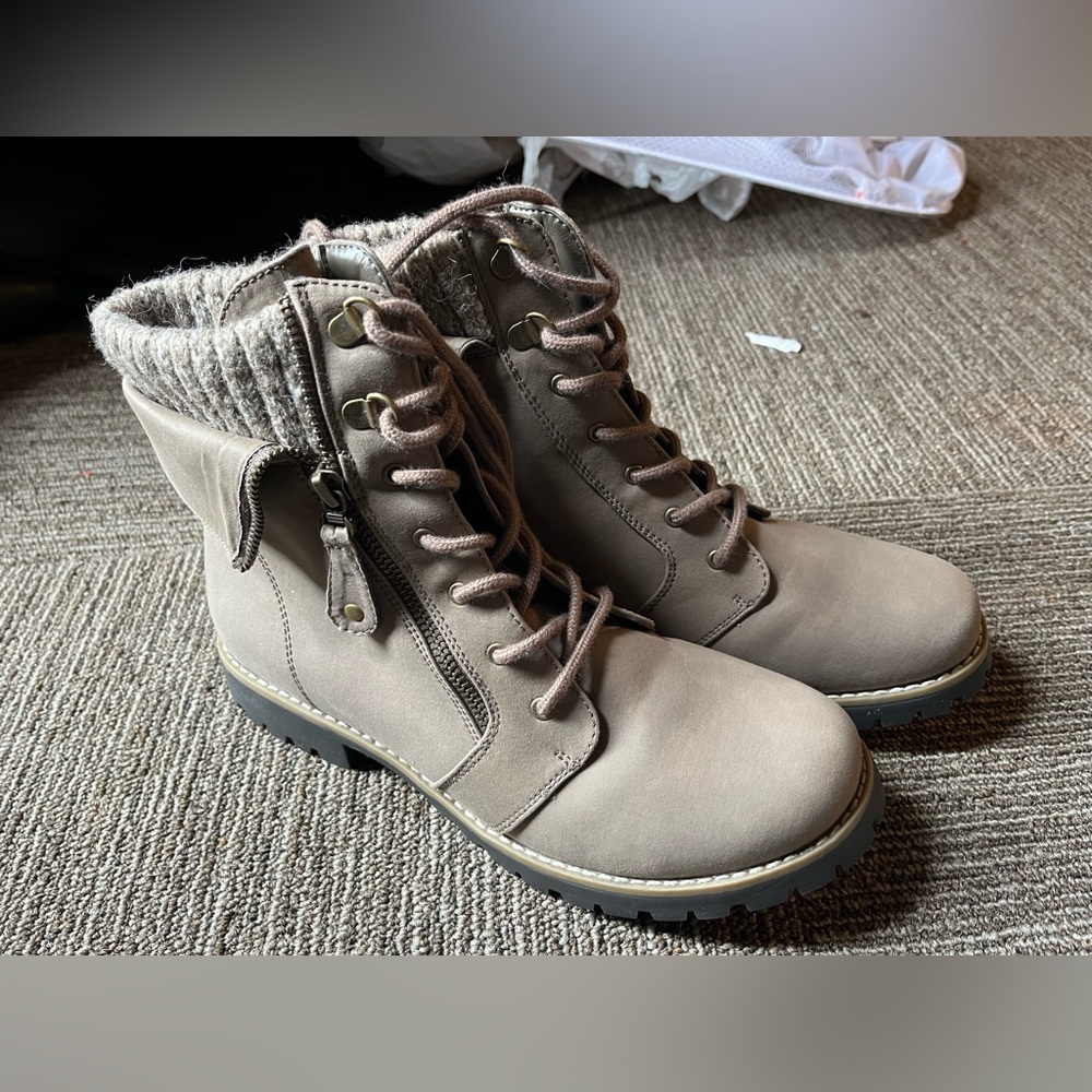 Cliffs pembroke bootie size 9